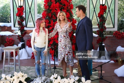 Celebrities_Visit_Hallmark_s_Home___Family_2018_28629.jpg