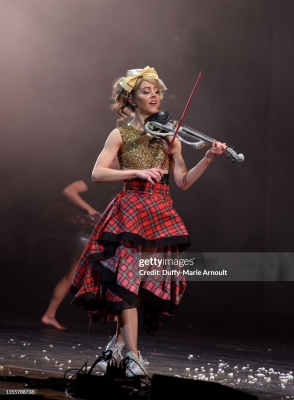 The_Lindsey_Stirling_Christmas_Program_Winter_Tour_-_November_26_2021_28129.jpg