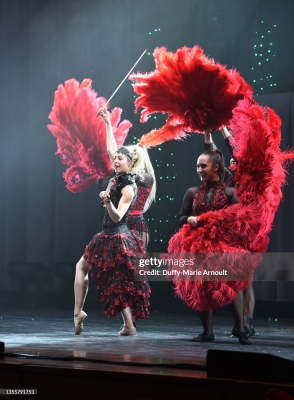 The_Lindsey_Stirling_Christmas_Program_Winter_Tour_-_November_26_2021_283629.jpg