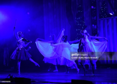 The_Lindsey_Stirling_Christmas_Program_Winter_Tour_-_November_26_2021_284329.jpg