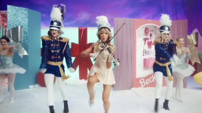 Christmas_C_mon_ft__Becky_G_-_02210.jpg